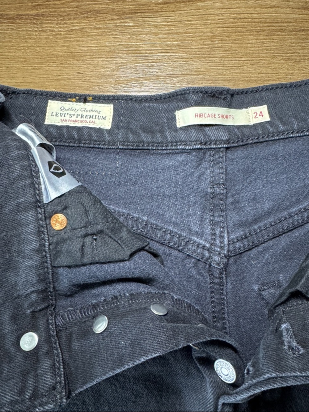 Woman's Levi's Premium High Rise Ribcage Shorts. Size 24 - Picture 3 of 5